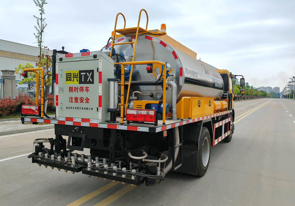 7噸東風(fēng)多利卡智能瀝青灑布車(chē)
