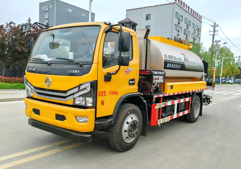 7噸東風(fēng)多利卡智能瀝青灑布車(chē)